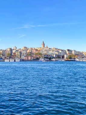Galata Kulesi ve altın boynuzu, Eminonu 'dan güzel mavi gökyüzü ve deniz manzaralı İstanbul, Türkiye' de güneşli bir günde 