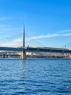 İstanbul, Eminonu 'daki gezinti alanı ve körfez boyunca geleneksel ve yerel Türk balıklı sandviç restoranı 