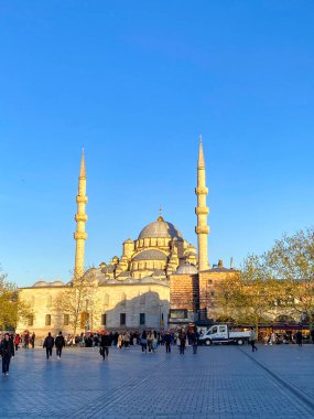 İstanbul 'un canlı Eminonu ilçesinde mavi kubbesi, uzun minareleri olan Yeni Cami ve Altın Boynuz, Türkiye 
