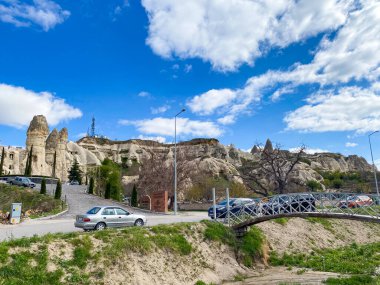 Hediyelik eşya dükkanları, oteller, restoranlar, barlar, kafeler ve evler Goreme, Cappadocia 'daki doğal kaya oluşumları ve mağara evleri