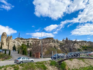Hediyelik eşya dükkanları, oteller, restoranlar, barlar, kafeler ve evler Goreme, Cappadocia 'daki doğal kaya oluşumları ve mağara evleri
