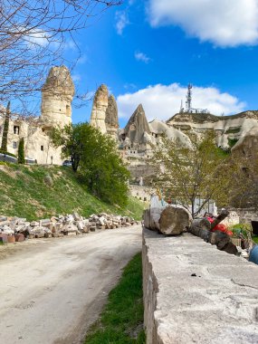 Goreme, Cappadocia 'daki doğal kaya oluşumlarındaki binalar, oteller, restoranlar, barlar, kafeler ve evler. 