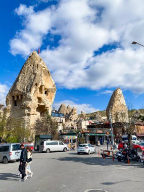 Hediyelik eşya dükkanları, oteller, restoranlar, barlar, kafeler ve evler Goreme, Cappadocia 'daki doğal kaya oluşumları ve mağara evleri