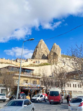 Hediyelik eşya dükkanları, oteller, restoranlar, barlar, kafeler ve evler Goreme, Cappadocia 'daki doğal kaya oluşumları ve mağara evleri