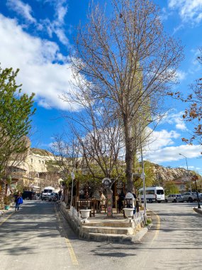 Hediyelik eşya dükkanları, oteller, restoranlar, barlar, kafeler ve evler Goreme, Cappadocia 'daki doğal kaya oluşumları ve mağara evleri
