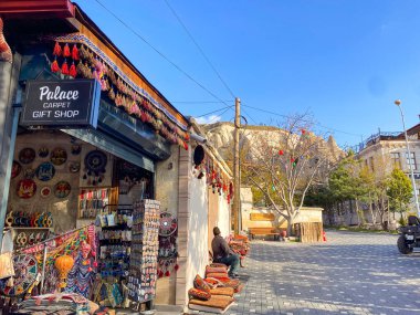 Hediyelik eşya dükkanları, oteller, restoranlar, barlar, kafeler ve evler Goreme, Cappadocia 'daki doğal kaya oluşumları ve mağara evleri