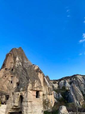 Goreme, Cappadocia 'daki doğal kaya oluşumlarındaki binalar, oteller, restoranlar, barlar, kafeler ve evler. 