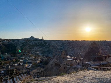 Goreme, Cappadocia 'da güzel bir günbatımında peri bacaları ve kırmızı vadi manzarası 