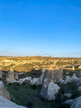 Goreme, Cappadocia 'da güzel bir günbatımında peri bacaları ve kırmızı vadi manzarası 