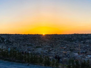 Goreme, Cappadocia 'da güzel bir günbatımında peri bacaları ve kırmızı vadi manzarası 