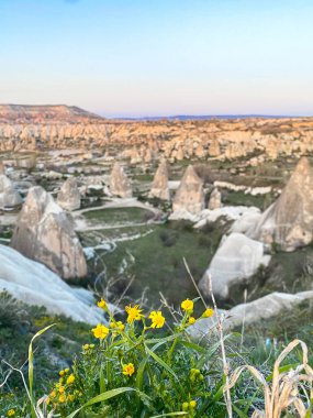 Goreme, Cappadocia 'da güzel bir günbatımında peri bacaları ve kırmızı vadi manzarası 