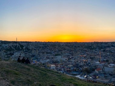 Goreme, Cappadocia 'da güzel bir günbatımında peri bacaları ve kırmızı vadi manzarası 