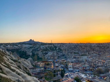 Goreme, Cappadocia 'da güzel bir günbatımında peri bacaları ve kırmızı vadi manzarası 