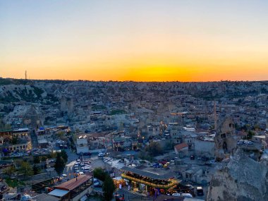 Goreme, Cappadocia 'da güzel bir günbatımında peri bacaları ve kırmızı vadi manzarası 
