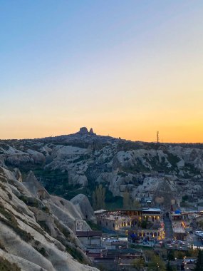 Goreme, Cappadocia 'da güzel bir günbatımında peri bacaları ve kırmızı vadi manzarası 