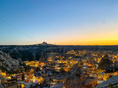 Goreme, Cappadocia 'da güzel bir günbatımında peri bacaları ve kırmızı vadi manzarası 