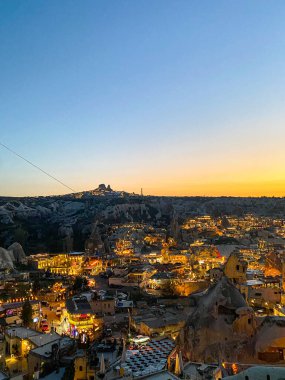 Goreme, Cappadocia 'da güzel bir günbatımında peri bacaları ve kırmızı vadi manzarası 