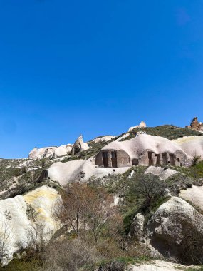 Güvercinler Vadisi ve Uchisar Kalesi manzarası, Goreme, Kapadokya 'da doğal kaya oluşumu ve mağara evleri ile muhteşem bir manzara.