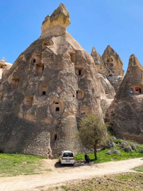 Uchisar Şatosu ya da Kalesi, Türkiye 'nin en yüksek noktasındaki volkanik kayalardan oyulmuş eşsiz bir mağara binası.