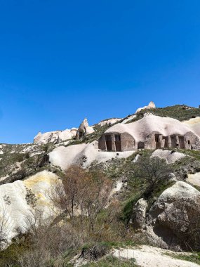 Güvercinler Vadisi ve Uchisar Kalesi manzarası, Goreme, Kapadokya 'da doğal kaya oluşumu ve mağara evleri ile muhteşem bir manzara.