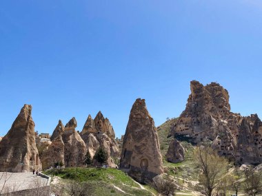 Uchisar Şatosu ya da Kalesi, Türkiye 'nin en yüksek noktasındaki volkanik kayalardan oyulmuş eşsiz bir mağara binası.