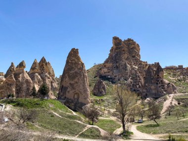 Uchisar Şatosu ya da Kalesi, Türkiye 'nin en yüksek noktasındaki volkanik kayalardan oyulmuş eşsiz bir mağara binası.