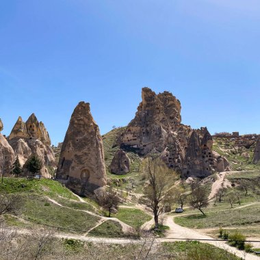 Uchisar Şatosu ya da Kalesi, Türkiye 'nin en yüksek noktasındaki volkanik kayalardan oyulmuş eşsiz bir mağara binası.