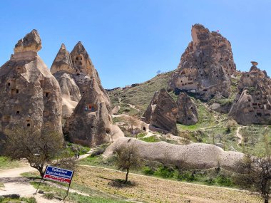 Uchisar Şatosu ya da Kalesi, Türkiye 'nin en yüksek noktasındaki volkanik kayalardan oyulmuş eşsiz bir mağara binası.