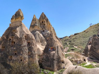 Uchisar Şatosu ya da Kalesi, Türkiye 'nin en yüksek noktasındaki volkanik kayalardan oyulmuş eşsiz bir mağara binası.