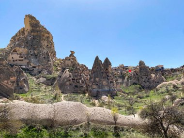 Uchisar Şatosu ya da Kalesi, Türkiye 'nin en yüksek noktasındaki volkanik kayalardan oyulmuş eşsiz bir mağara binası.