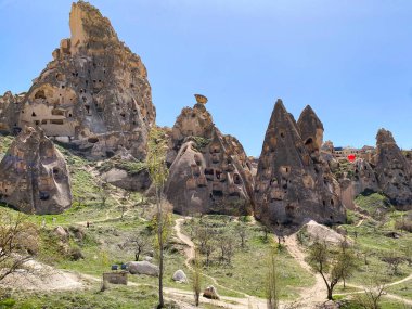 Uchisar Şatosu ya da Kalesi, Türkiye 'nin en yüksek noktasındaki volkanik kayalardan oyulmuş eşsiz bir mağara binası.