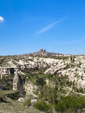Uchisar şatosu ve peri bacaları, doğal volkanik kaya oluşumları ve Goreme, Kapadokya, Türkiye 'deki kırmızı vadi manzarası