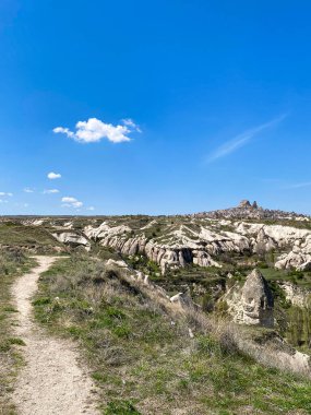 Uchisar şatosu ve peri bacaları, doğal volkanik kaya oluşumları ve Goreme, Kapadokya, Türkiye 'deki kırmızı vadi manzarası