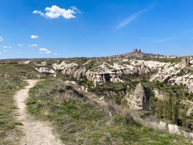 Uchisar şatosu ve peri bacaları, doğal volkanik kaya oluşumları ve Goreme, Kapadokya, Türkiye 'deki kırmızı vadi manzarası