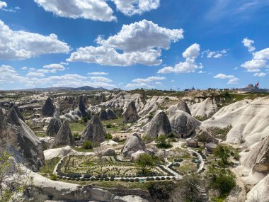 Doğal kaya oluşumunun panoramik görüntüsü, Kapadokya 'nın peri bacaları, Goreme, Türkiye güzel bir bahar mavi gökyüzü günü
