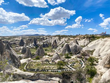 Doğal kaya oluşumunun panoramik görüntüsü, Kapadokya 'nın peri bacaları, Goreme, Türkiye güzel bir bahar mavi gökyüzü günü