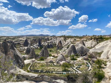 Doğal kaya oluşumunun panoramik görüntüsü, Kapadokya 'nın peri bacaları, Goreme, Türkiye güzel bir bahar mavi gökyüzü günü