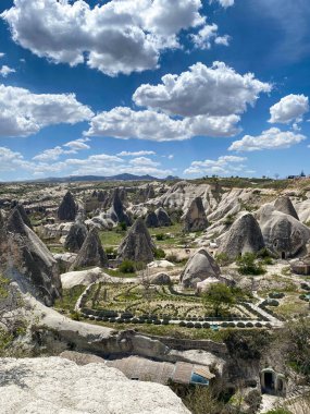 Doğal kaya oluşumunun panoramik görüntüsü, Kapadokya 'nın peri bacaları, Goreme, Türkiye güzel bir bahar mavi gökyüzü günü