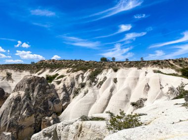 Doğal kaya oluşumunun panoramik görüntüsü, Kapadokya 'nın peri bacaları, Goreme, Türkiye güzel bir bahar mavi gökyüzü günü