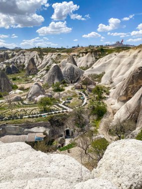Doğal kaya oluşumunun panoramik görüntüsü, Kapadokya 'nın peri bacaları, Goreme, Türkiye güzel bir bahar mavi gökyüzü günü