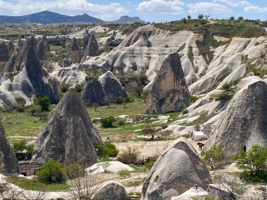 Doğal kaya oluşumunun panoramik görüntüsü, Kapadokya 'nın peri bacaları, Goreme, Türkiye güzel bir bahar mavi gökyüzü günü