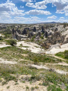 Doğal kaya oluşumunun panoramik görüntüsü, Kapadokya 'nın peri bacaları, Goreme, Türkiye güzel bir bahar mavi gökyüzü günü