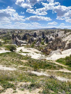 Doğal kaya oluşumunun panoramik görüntüsü, Kapadokya 'nın peri bacaları, Goreme, Türkiye güzel bir bahar mavi gökyüzü günü