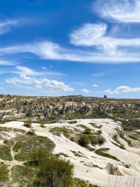 Doğal kaya oluşumunun panoramik görüntüsü, Kapadokya 'nın peri bacaları, Goreme, Türkiye güzel bir bahar mavi gökyüzü günü