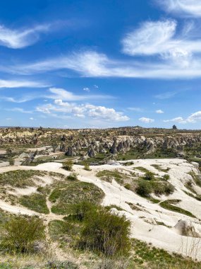 Doğal kaya oluşumunun panoramik görüntüsü, Kapadokya 'nın peri bacaları, Goreme, Türkiye güzel bir bahar mavi gökyüzü günü