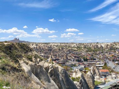 Uchisar şatosu ve peri bacaları, doğal volkanik kaya oluşumları ve Goreme, Kapadokya, Türkiye 'deki kırmızı vadi manzarası