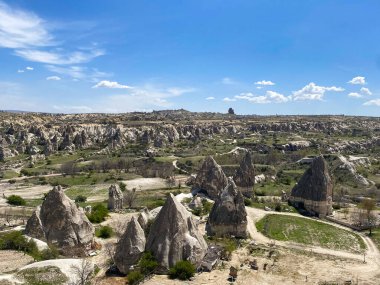 Doğal kaya oluşumunun panoramik görüntüsü, Kapadokya 'nın peri bacaları, Goreme, Türkiye güzel bir bahar mavi gökyüzü günü