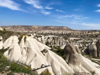 Doğal kaya oluşumunun panoramik görüntüsü, Kapadokya 'nın peri bacaları, Goreme, Türkiye güzel bir bahar mavi gökyüzü günü