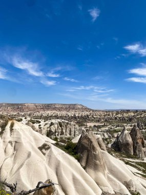 Doğal kaya oluşumunun panoramik görüntüsü, Kapadokya 'nın peri bacaları, Goreme, Türkiye güzel bir bahar mavi gökyüzü günü