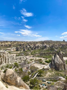 Doğal kaya oluşumunun panoramik görüntüsü, Kapadokya 'nın peri bacaları, Goreme, Türkiye güzel bir bahar mavi gökyüzü günü